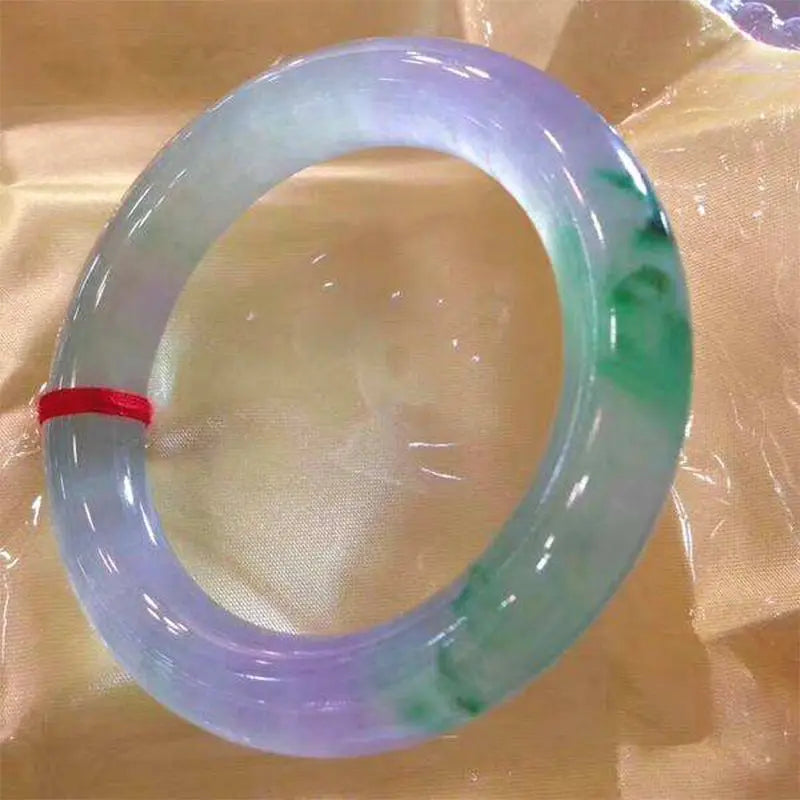 Elegant Green Jade Bracelet Hand-Carved Amulet for Women - Fashionable Jadeite Jewelry Gift