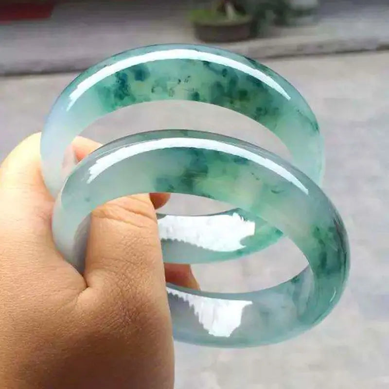 Elegant Green Jade Bracelet Hand-Carved Amulet for Women - Fashionable Jadeite Jewelry Gift