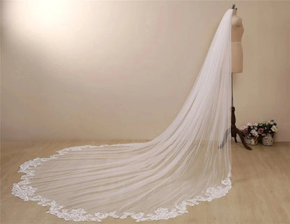 Elegant Ivory Cathedral Wedding Veil with Wave-Shaped Lace and Comb
