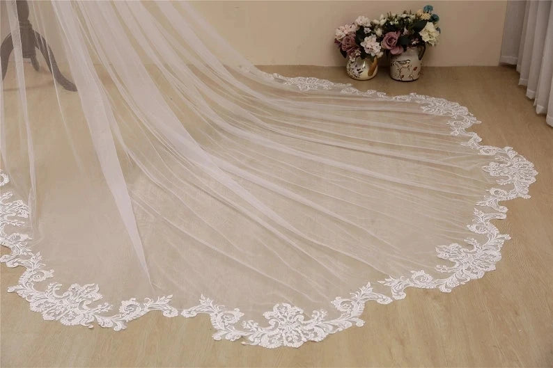 Elegant Ivory Cathedral Wedding Veil with Wave-Shaped Lace and Comb