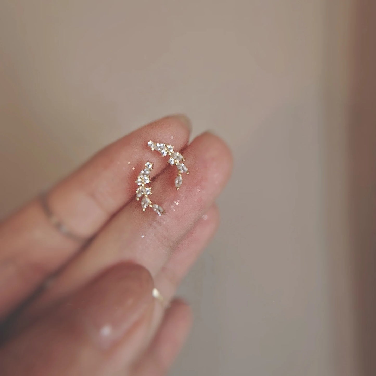 Elegant 925 Silver Needle Minimalist Round Cubic Zirconia Stud Earrings for Women