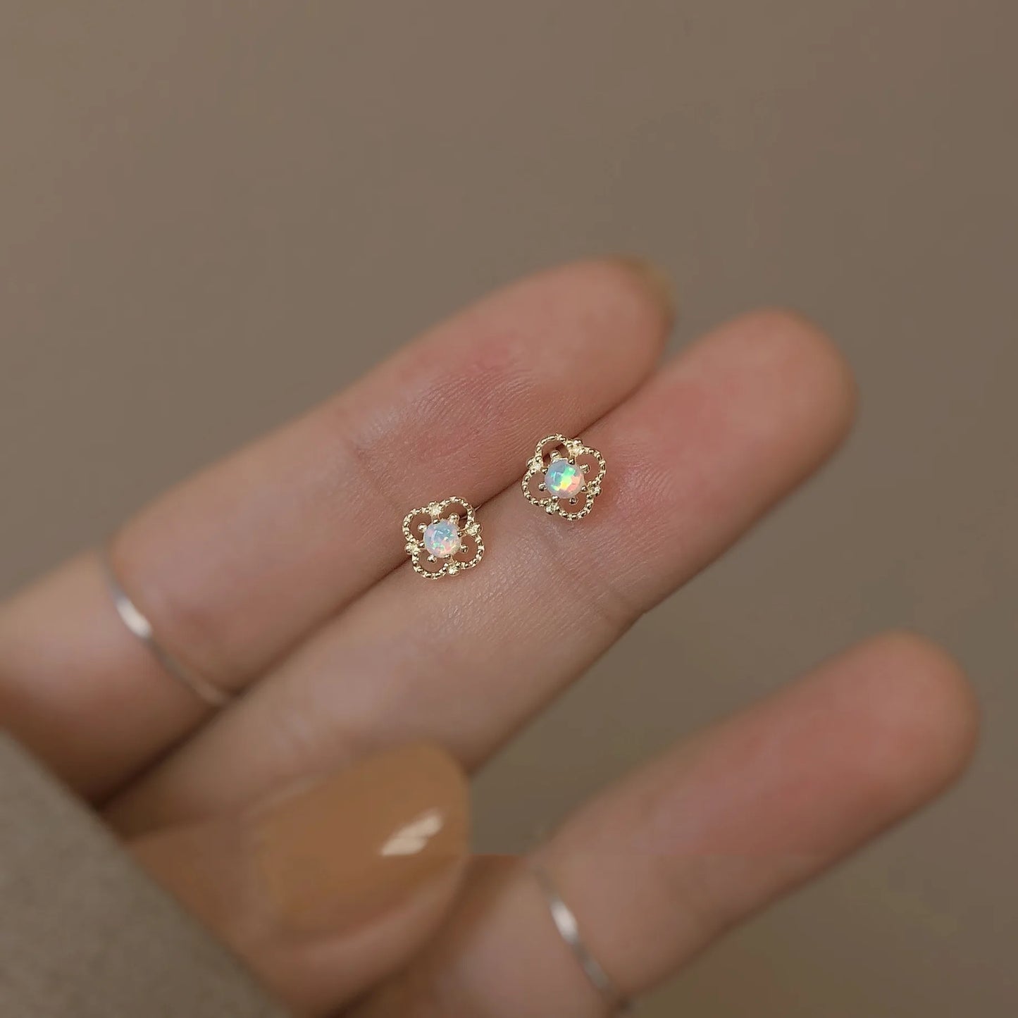 Elegant 925 Silver Needle Minimalist Round Cubic Zirconia Stud Earrings for Women