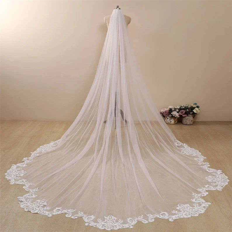 Elegant Ivory Cathedral Wedding Veil with Wave-Shaped Lace and Comb