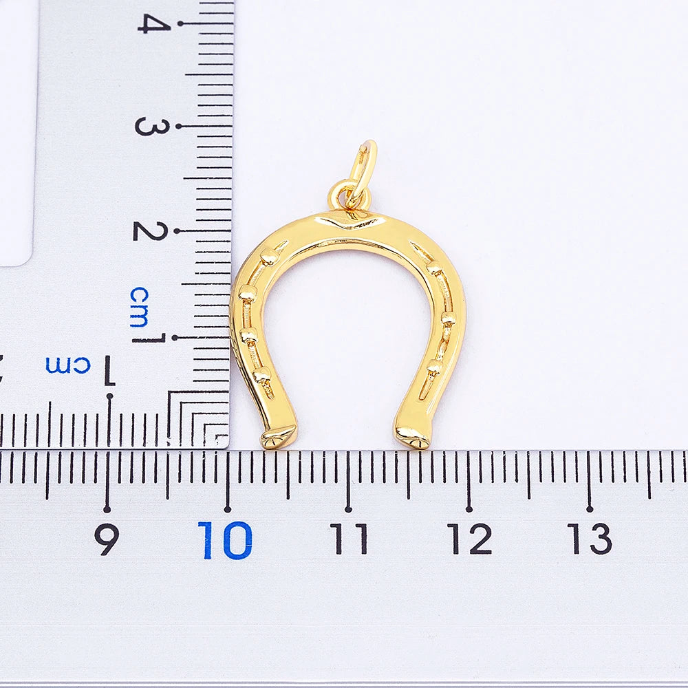 Elegant Gold Horseshoe Pendant Necklace for Women - Lucky Charm Jewelry with Adjustable Link Chain